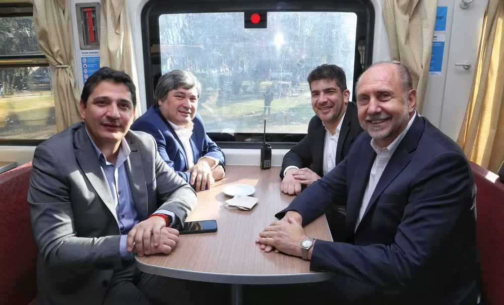 Gobernador Perotti en el interior del tren en viaje