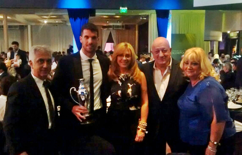 Olimpia-Cg-Gabrich-recibepremioEnard