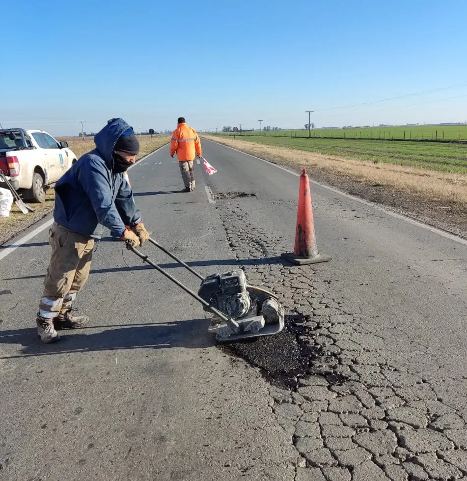 RN 178 - VIALIDAD NACIONAL SIGUE CON TAREAS DE BACHEO ENTRE VILLA ELOISA... (2)