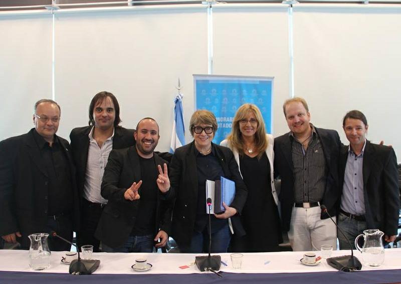 multimedia.grande.b6916c00ab43cec5.5265756e69c3b36e5f656e2d436f6e677265736f2d6d6573612d6772616e64655f6772616e64652e6a7067